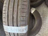 des bandes de roulement de pneus et des pneus empilés les uns sur les autres dans un garage