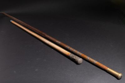 Canne à pommeau en métal argenté à décor de figures hindouistes dans d - Photo 1