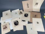 tout un tas de vieilles photos rassemblées sur la table
