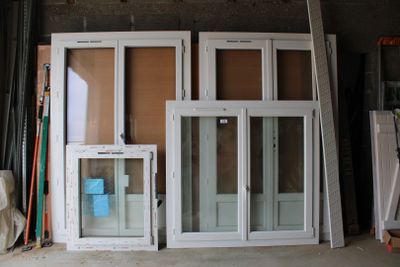 Il y a de nombreux types de fenêtres et de portes dans cette pièce
