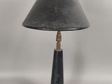 une image représentant une lampe noire posée sur une surface blanche