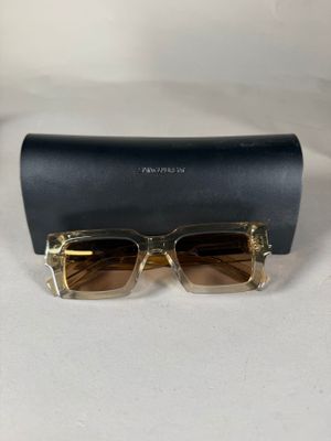 une paire de lunettes de soleil posée sur un étui noir