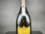 une vieille bouteille de champagne posée sur une table noire