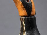 un gros plan d'une figurine de pingouin posée sur une table
