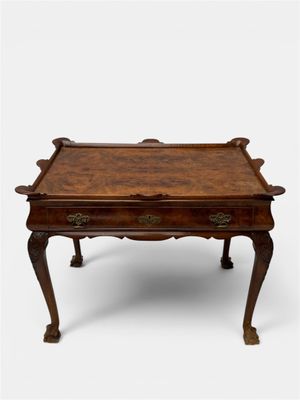 une petite table en bois surmontée d'un tiroir