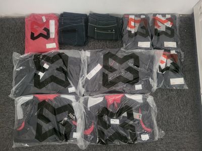 de nombreux sacs de bagages posés sur le sol les uns à côté des autres