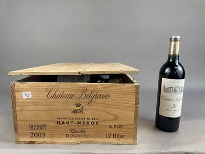 une bouteille de vin dans un coffret en bois à côté d'une bouteille de vin