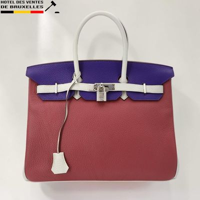un sac à main violet et rose muni d'une étiquette