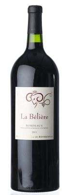 une bouteille de vin posée sur une table