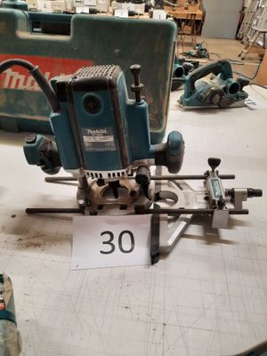 a machine that is sitting on a table in a room