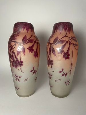 LEGRAS. Paire de vases en verre doublé et givré à décor dégagé à l'aci