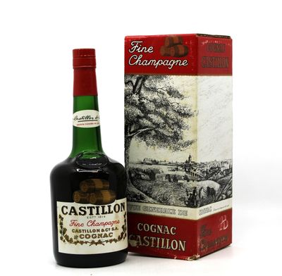 une bouteille de vin à côté d'une boîte