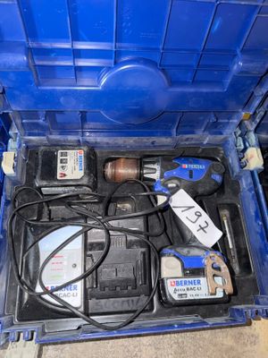 une boîte à outils bleue avec des outils à l'intérieur