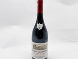 une bouteille de vin posée sur une table
