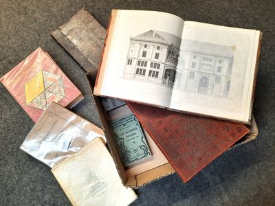 beaucoup de livres empilés les uns sur les autres