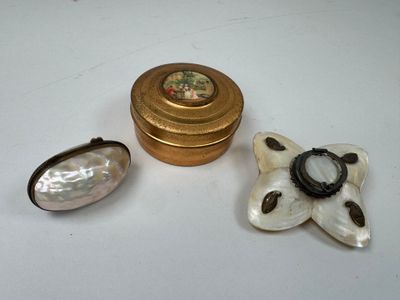 trois bijoux posés sur une surface blanche