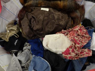 une pile de vêtements dans un panier sur le sol
