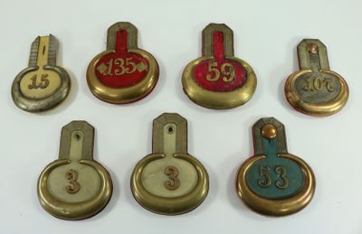 Plusieurs types d'horloges sont exposés sur une surface blanche