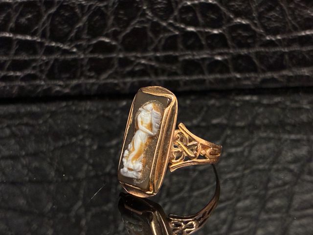 Bague en or à décor d’un camé rectangulaire, la monture ajourée. 