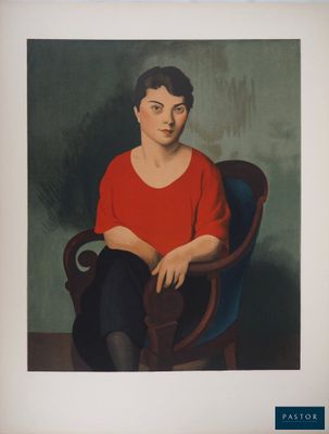 portrait d'une femme en chemise rouge, assise sur une chaise bleue