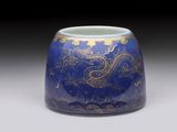 une image représentant un vase bleu orné d'un dragon doré