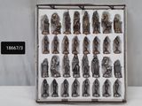 une vitrine contenant de nombreuses figurines en argent