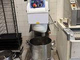 une photo d'une cuisine professionnelle équipée d'un mixeur et d'autres appareils