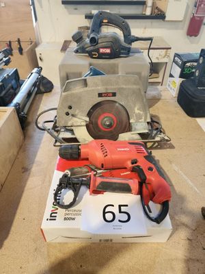 Deux outils électriques sont posés sur une table dans un atelier.