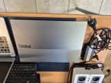 deux ordinateurs portables, un clavier et une souris posés sur un bureau