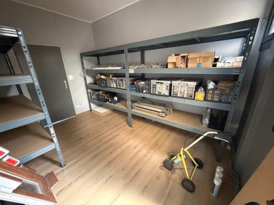 une pièce avec des étagères et un vélo à l'intérieur