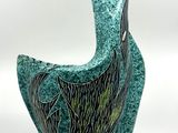 un vase vert orné d'un oiseau