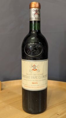 une bouteille de vin posée sur un tonneau en bois