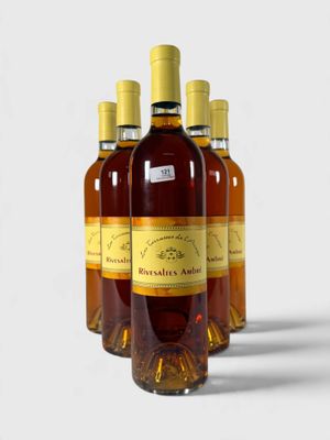 quatre bouteilles de vin sont alignées sur une surface blanche