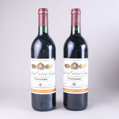 deux bouteilles de vin posées l'une à côté de l'autre sur une table