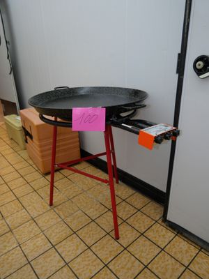 une petite table sur laquelle est posé un panneau, dans une pièce