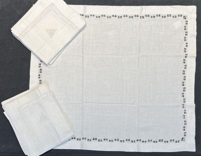 Ensemble de onze serviettes en lin granité, vers 1930, petit…