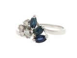 un gros plan d'une bague en argent sertie de pierres bleues et blanches