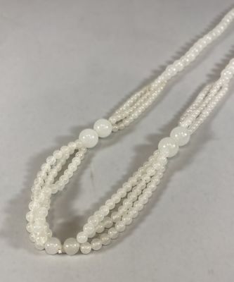 Sautoir en billes de jade blanche alternance trois rangs.