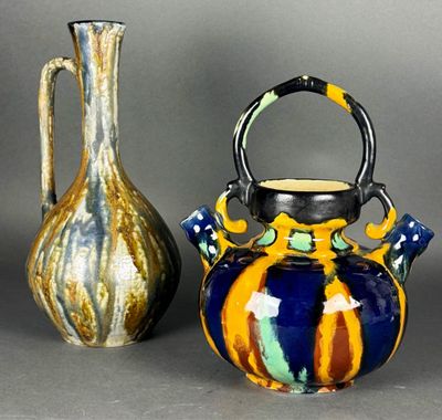 deux vases munis d'anses, posés l'un à côté de l'autre sur une table