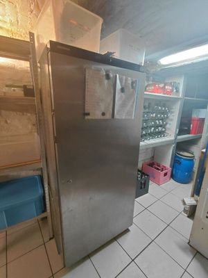 un réfrigérateur en acier inoxydable au milieu d'une cuisine