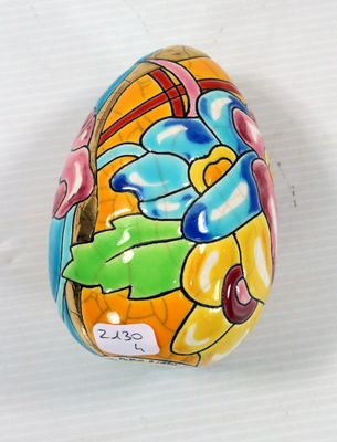 un œuf peint de couleurs vives sur un fond blanc