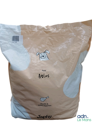 un paquet de papier toilette sur lequel est représenté un chien