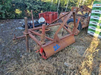 un tracteur équipé d'une charrue dans la cour