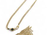 une photo d'un collier en or orné d'un pendentif en forme d'oiseau