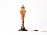 une lampe posée sur une table, sur fond blanc