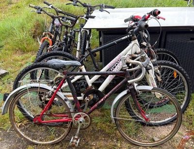 Lot de bicyclettes comprenant un vélo de route ancien et plu…