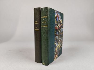 deux livres posés l'un sur l'autre sur une surface blanche