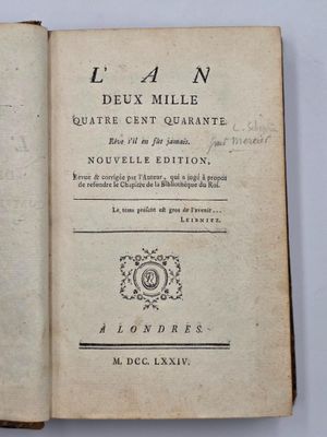 un livre ouvert sur lequel est posée l'image d'une horloge