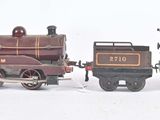 trois petits trains assis côte à côte sur une surface blanche