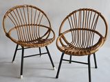 paire de chaises vintage en rotin aux pieds noirs